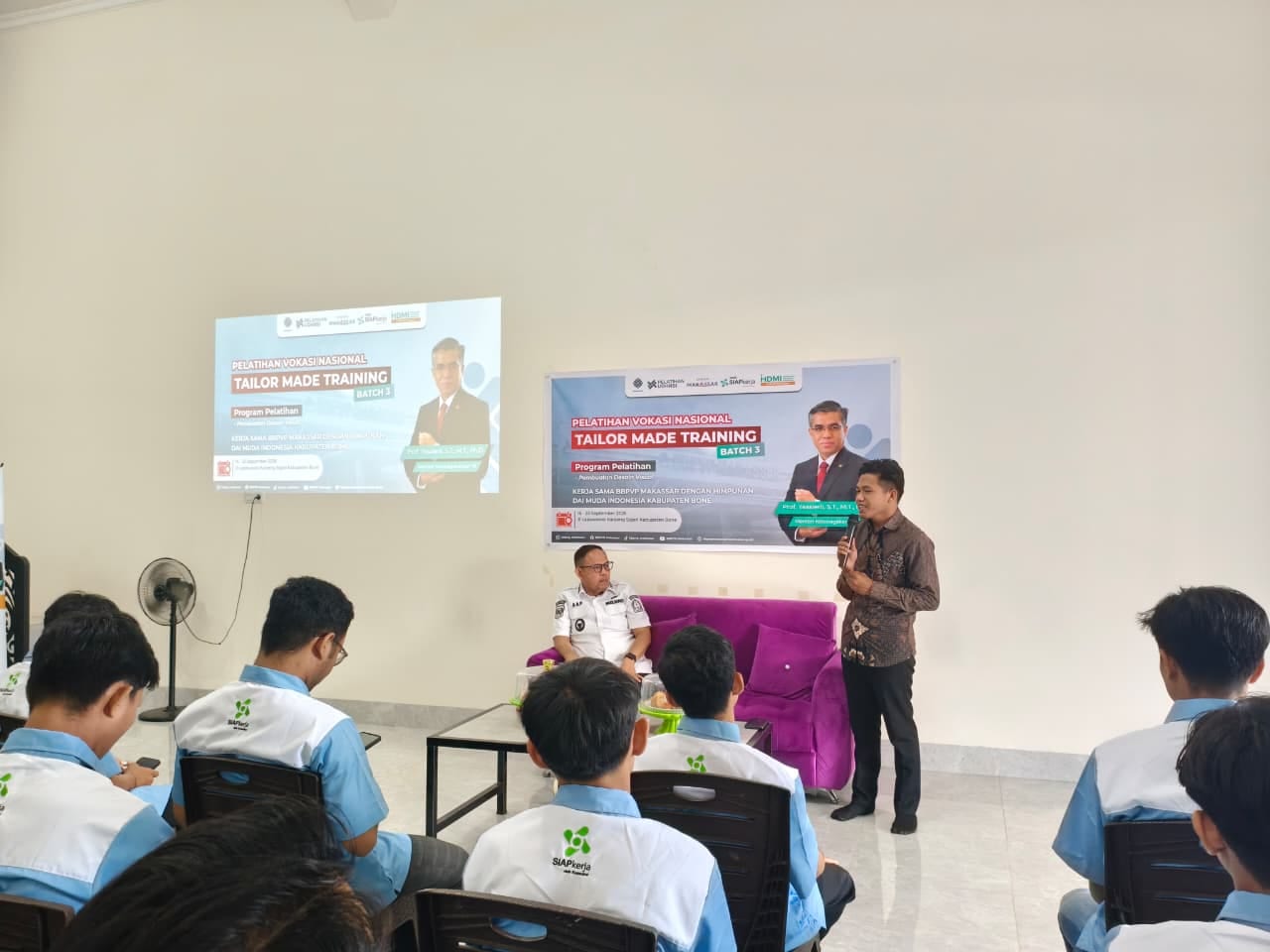 Wakil Bupati Bone memberikan sambutan dalam pembukaan Pelatihan Desain Visual HDMI Bone dan BBPVP Makassar