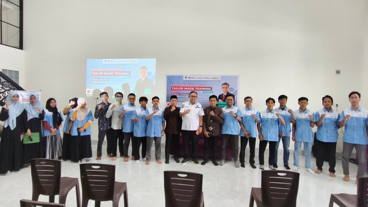 Foto bersama peserta dan panitia Pelatihan Desain Visual HDMI Bone dan BBPVP Makassar
